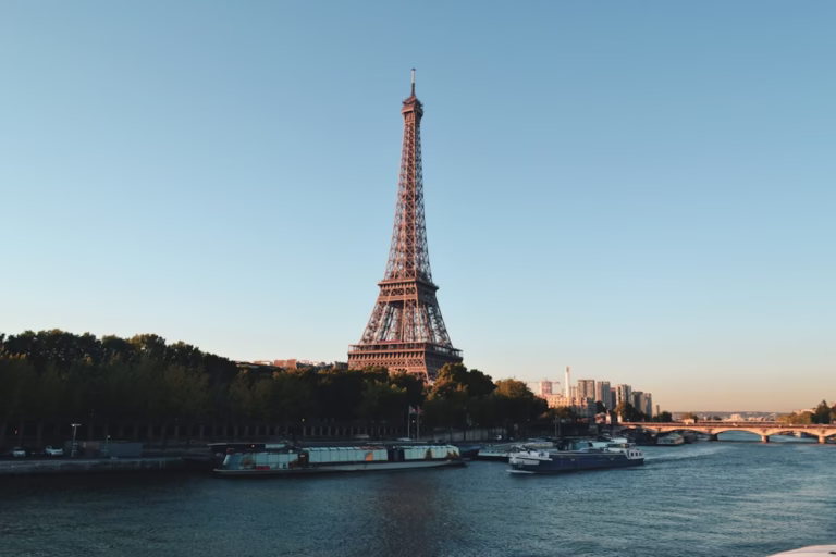 Best hotels in paris - Eiffel Tower - Nomadoverse